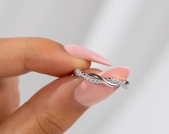 Anillo de bodas infinito con moissanita trenzada en plata de ley