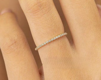 Anillo de media eternidad de moissanita / Anillo apilable minimalista de plata de ley