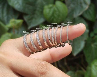 Anello dell'eternità in argento sterling con moissanite / anello impilabile con taglio rotondo