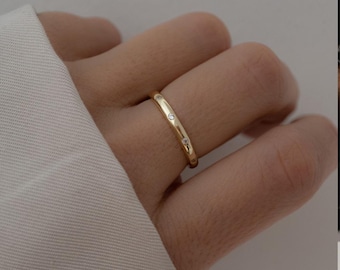 Anillo minimalista de moissanita en plata de ley.