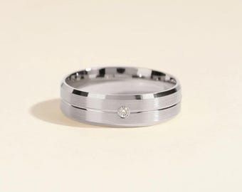 Anillo de moissanita en plata de ley cepillada para hombre. Grabado gratuito.