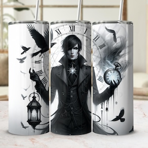 Op de afbeelding: Een witte beker met een gotische illustratie. Het ontwerp bevat een figuur in een zwarte jas, een wijzerplaat, raven en een zakhorloge. Het kunstwerk is in zwart en grijs, wat een dramatisch effect creëert.