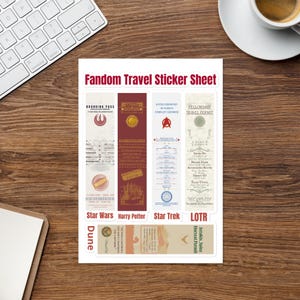Puede incluir: Una hoja de pegatinas blanca con varios diseños temáticos de viajes. La hoja incluye tarjetas de embarque y permisos inspirados en Star Wars, Harry Potter, Star Trek y El Señor de los Anillos. El texto "Fandom Travel Sticker Sheet" está en la parte superior.