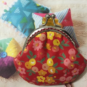 Flower Coin Purse, Coin Bag Purse Red, Clasp keychain, Red Floral Fabric, Metal Frame Bag, Christmas Gift for Friend, Thanksgiving Gift Idea