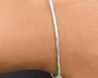 Bracelete artesanal martelado em prata de lei | Bracelete minimalista ajustável