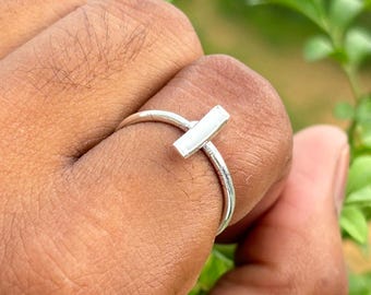 Anillo minimalista de plata de ley con barra abierta: joyería ajustable para apilar.