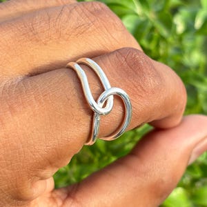 Minimalistische zilveren knoopring | Sierlijke beloftering | Verstelbare liefdesknoopring voor dames | Handgemaakte sterlingzilveren sieraden cadeau