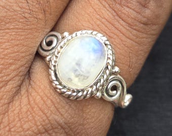 シルバーレインボームーンストーンリング、調節可能なオーバル