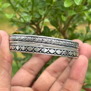 Conjunto de 2 pulseiras tribais oxidadas de prata | Kada com padrão geométrico e folhas para homens e mulheres | Pulseira étnica boho feita à mão para uso diário