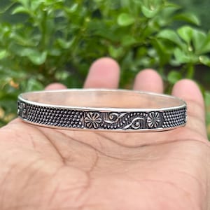 Floraler Armreif aus oxidiertem Sterlingsilber: Ethno-Tribalschmuck