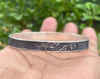 Floraler Armreif aus oxidiertem Sterlingsilber: Ethno-Tribalschmuck