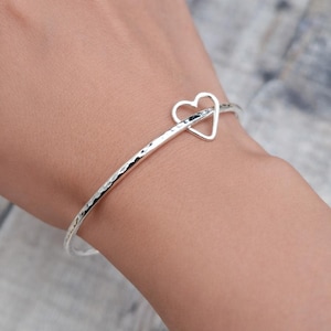 Hamrad armring i sterlingsilver med öppet hjärta – Minimalistisk armbandspresent till mors dag