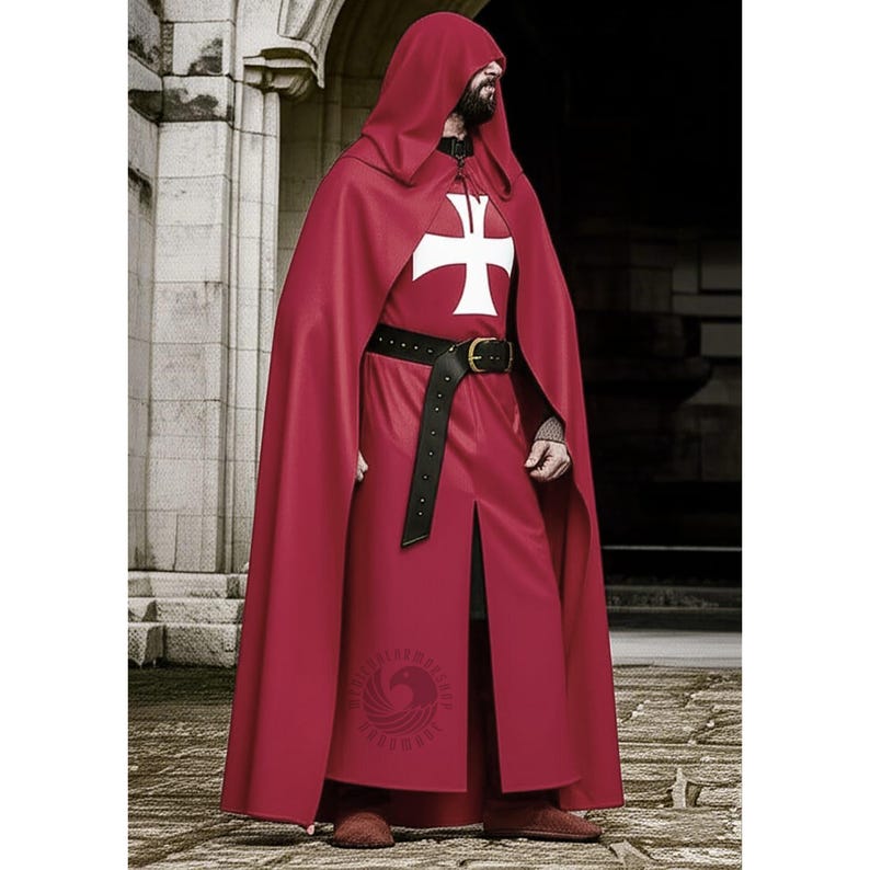 Op de afbeelding: Een rode cape met capuchon en bijpassende tuniek met een wit kruisembleem. De outfit bevat een zwarte riem met een gouden gesp. Het kostuum is geschikt voor historische re-enactments of thema-evenementen.