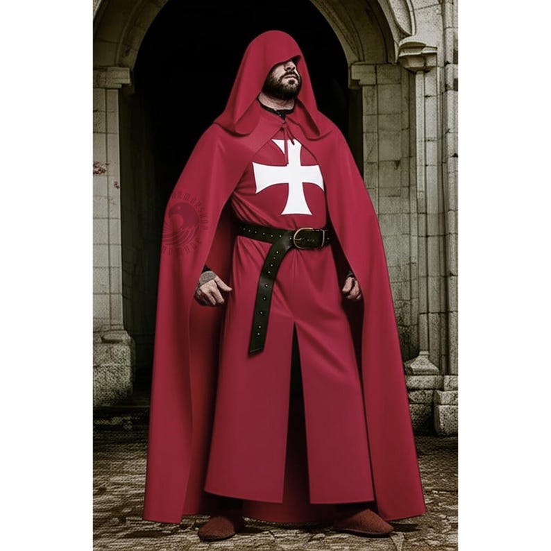 Op de afbeelding: Een bordeauxrode cape en gewaad set met een wit kruis embleem. Het kostuum bevat een zwarte leren riem. De outfit is ontworpen voor historische re-enactments of thema-evenementen.