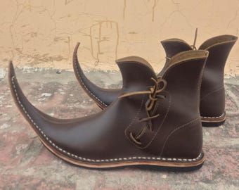 Poulaines with distinctive curved points - Medieval Leather Boots – Renaissance Faire, Viking & LARP Reenactment Shoes