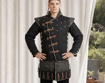 Chaqueta gambesón acolchada negra – Abrigo de armadura medieval con correas de cuero (equipamiento para recreaciones históricas)
