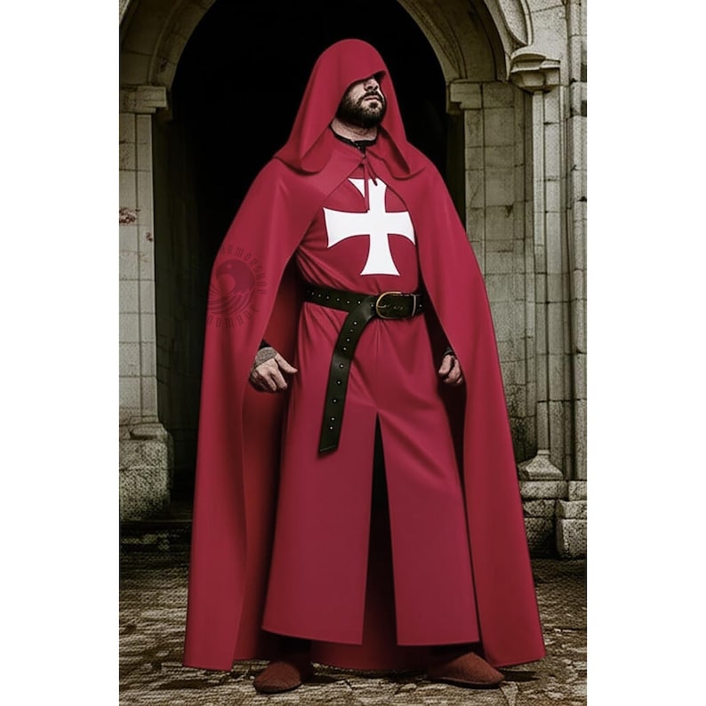 Op de afbeelding: Een bordeauxrode cape en gewaad set met een wit kruis embleem. Het kostuum bevat een zwarte leren riem. De outfit is ontworpen voor historische re-enactments of thema-evenementen.