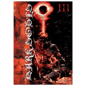 Può includere: Un poster con un'illustrazione infuocata di una figura seduta in armatura. Un bagliore rosso emana da sopra la figura. Il testo "DARK SOULS III" è allineato verticalmente a sinistra, con il numero romano "III" a destra.