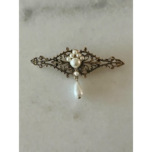 VTG Filigree Gold-Tone Bar Brooch w/Faux Pearl Accents & Dangling Teardrop Charm