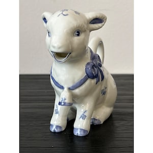 Jarra de crema de porcelana vintage de 1986 con forma de cordero/oveja, diseño floral azul y blanco, campanilla y lazo.