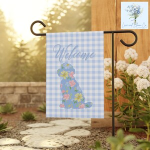 Banner de jardín de labradoodle de cuadros azules: Letrero floral de bienvenida para el jardín