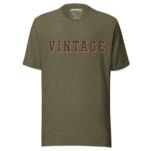 Camisa vintage – Camiseta retro universitaria con letras en bloque – Camiseta con gráfico desgastado – Commonfolk Clothing Co.