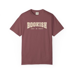 Bookish T-shirt: comfortabel kleuren kledingstukgeverfd T-shirt voor lezers afbeelding 2