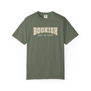 Bookish T-shirt: comfortabel kleuren kledingstukgeverfd T-shirt voor lezers afbeelding 5