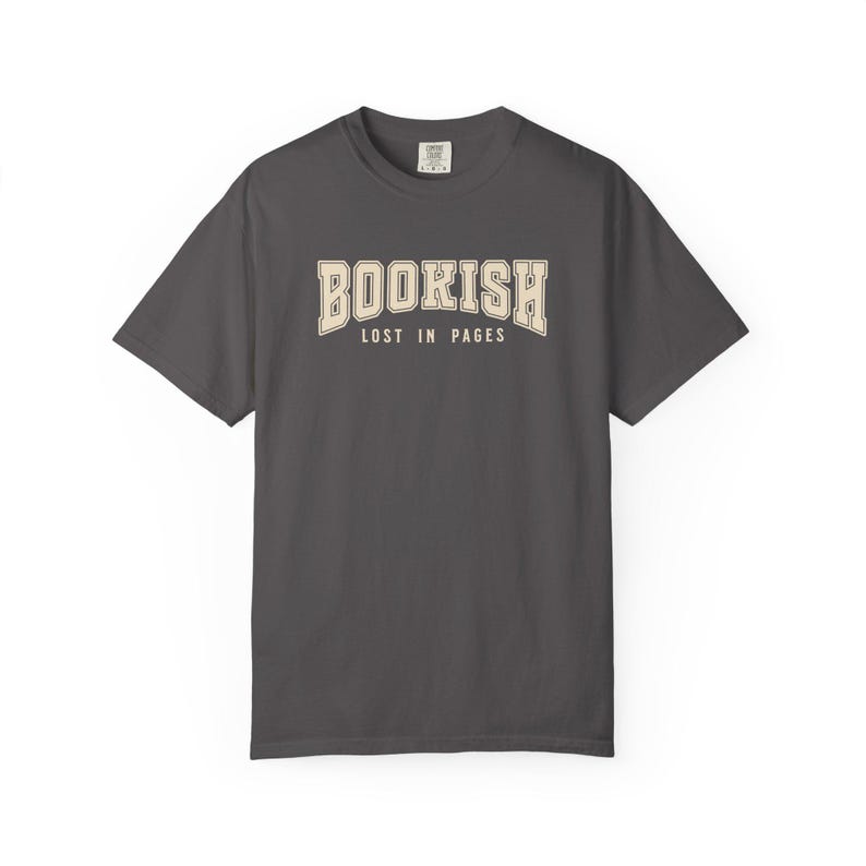 Bookish T-shirt: comfortabel kleuren kledingstukgeverfd T-shirt voor lezers afbeelding 8