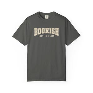 Bookish T-shirt: comfortabel kleuren kledingstukgeverfd T-shirt voor lezers afbeelding 4