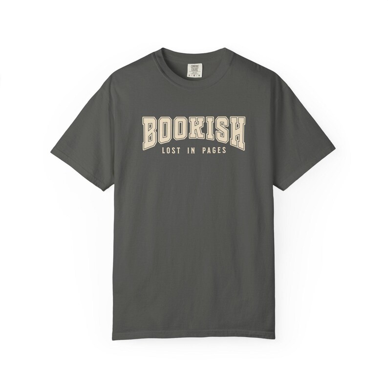 Bookish T-shirt: comfortabel kleuren kledingstukgeverfd T-shirt voor lezers afbeelding 4