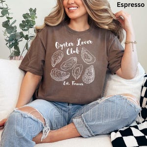 Oyster Lover Club Shirt, Funny Seafood Tee, Coastal Vibes T-Shirt, Retro Oyster Graphic, Beach Shirt, Gift for Foodie, Shellfish Lover