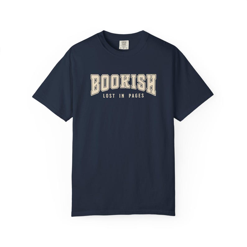 Bookish T-shirt: comfortabel kleuren kledingstukgeverfd T-shirt voor lezers afbeelding 10