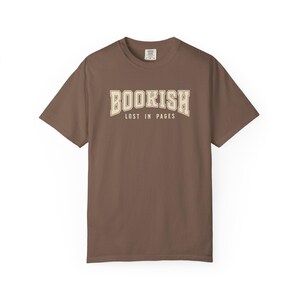 Bookish T-shirt: comfortabel kleuren kledingstukgeverfd T-shirt voor lezers afbeelding 3