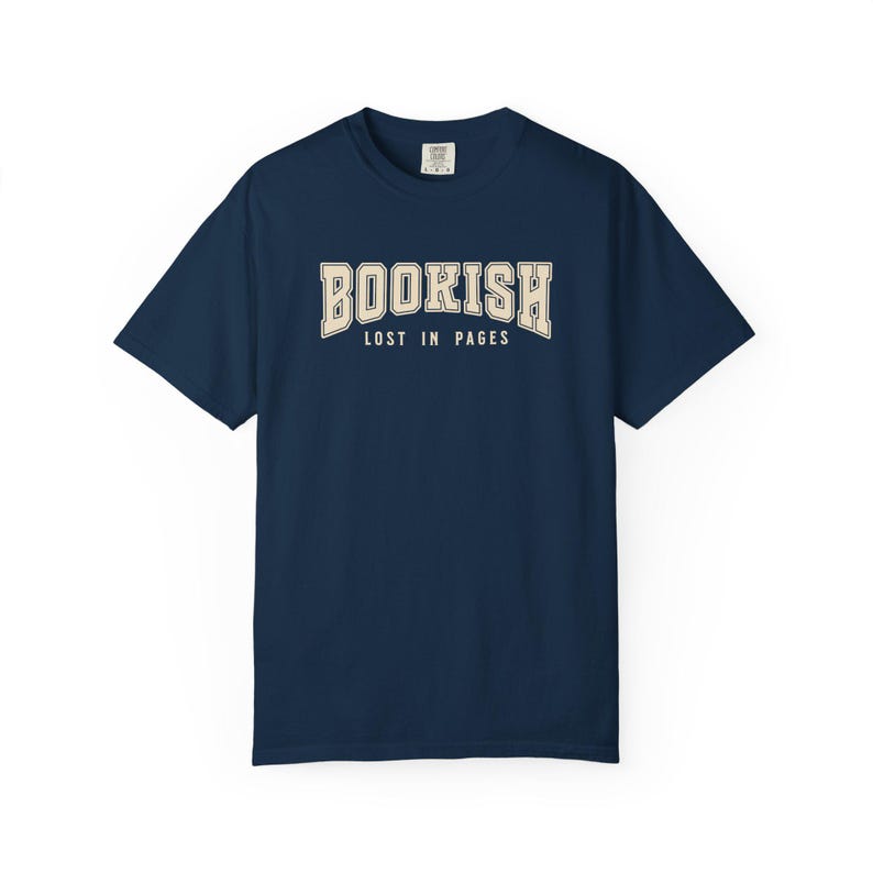 Bookish T-shirt: comfortabel kleuren kledingstukgeverfd T-shirt voor lezers afbeelding 7