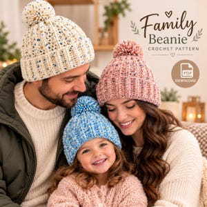 Puede incluir: Tres gorros de ganchillo con pompones en color crema, rosa y azul, cada uno con una textura de hilo moteado y un puño acanalado. El texto Family Beanie CROCHET PATTERN y un icono de PDF DOWNLOAD son visibles en la esquina superior derecha.