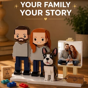 Puede incluir: Un expositor de bloques personalizados con dos figuras, un perro y un marco de fotos sobre una base blanca. El texto dice "YOUR FAMILY YOUR STORY", "CHLOE & BEN EST. 2023" y "PERSONALIZED GIFT". Incluye bloques sueltos azules y rojos.