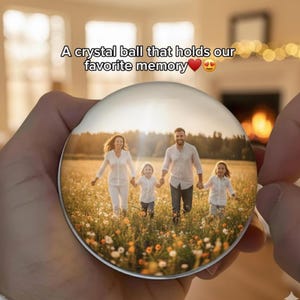 Può includere: Una sfera di cristallo trasparente con una foto di famiglia all'interno. La foto mostra una famiglia di quattro persone che camminano in un campo di fiori. Il testo sopra la sfera recita: "Una sfera di cristallo che custodisce il nostro ricordo preferito."