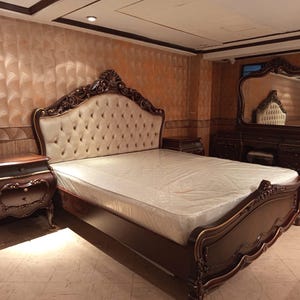 Elegant Victorian / Baroque Style Bedroom Set - Rich Mahogany Finish with Gold Accents & Tufted Headboard