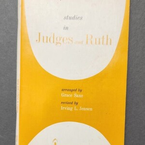 Può includere: Una copertina di libro bianca con il titolo "Studies in Judges and Ruth" in testo nero. La copertina del libro ha un design curvo giallo e il testo "arranged by Grace Saxe revised by Irving L. Jensen" in testo nero. La parte inferiore della copertina ha il testo "Moody Press, Chicago" e "Bible Self-Study Series" in testo nero.