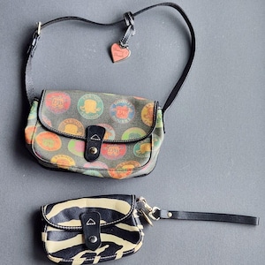 Monedero pequeño Dooney & Bourke con medallón de cebra y monedero vintage