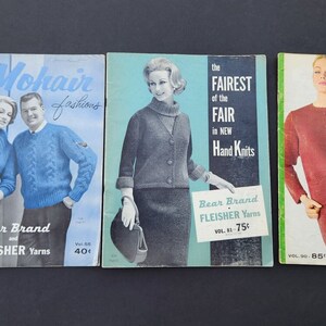Puede incluir: Tres libros vintage de patrones de tejido de punto con modelos de mohair tejidos a mano. Las portadas muestran mujeres con suéteres y vestidos. Los libros se titulan "Hand Knit Mohair Fashions", "The Fairest of the Fair in New Hand Knits" y "New Hand Knit Fashions". Los tres libros son publicados por Bear Brand Fleisher Yarns.