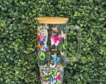 Vaso de vidrio con asa y mariposa, taza con corazón floral, vaso estético para café helado, vajilla colorida y bonita, regalo para ella, vaso de vidrio de 1,2 litros (40 oz).