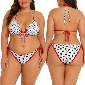 Könnte beinhalten: Zweiteiliger Bikini mit schwarzen Punkten auf weißem Grund. Der Bikini hat rote Paspeln und Bindebänder. Das Oberteil ist im Triangel-Stil mit Neckholder-Trägern. Die Hose ist ein klassischer Schnitt mit seitlichen Bindebändern.