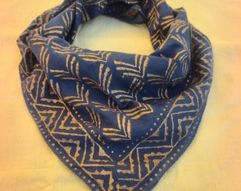 Handbedruckte Bandana aus Bio-Baumwolle: Brauner Schal mit Blumenmuster