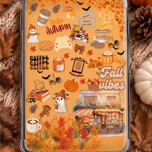 Puede incluir: Una funda protectora transparente para tableta con un collage de pegatinas otoñales que incluyen calabazas, fantasmas, tazas de café, libros y hojas. El texto dice Hello Autumn, Sweater weather, Fall vibes y My kindle is my happy place.