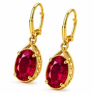 Pode incluir: Um par de brincos de ouro com fecho de alavanca, apresentando pedras preciosas vermelho-escuras de corte oval presas por quatro garras. A estrutura de metal ao redor de cada pedra exibe um intrincado padrão de treliça vazada.
