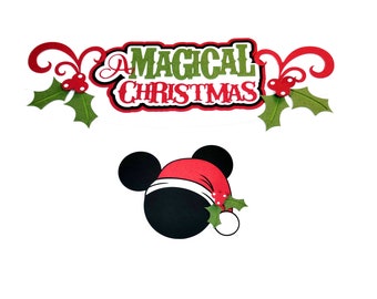 Puede incluir: Una pancarta de Navidad roja y verde con el texto "A Magical Christmas" y una cabeza de Mickey Mouse en blanco y negro con un gorro de Papá Noel rojo con acebo verde.