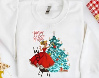 Sudadera navideña vintage: Niña decorando un árbol con lentejuelas de imitación, sudadera retro con capucha de árbol de Navidad
