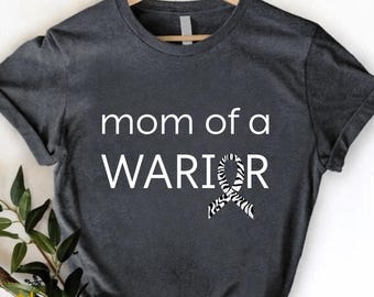 Camiseta "Mamá de un guerrero", camiseta de concientización sobre enfermedades raras, camiseta de guerrero con enfermedades crónicas, regalo para madre de guerrero, camiseta de enfermedad rara con lazo de cebra